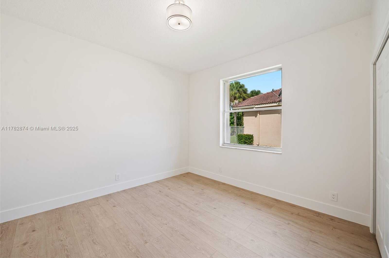 Small Image of 1807 VICTORIA POINTE CIR, Weston Number 23
