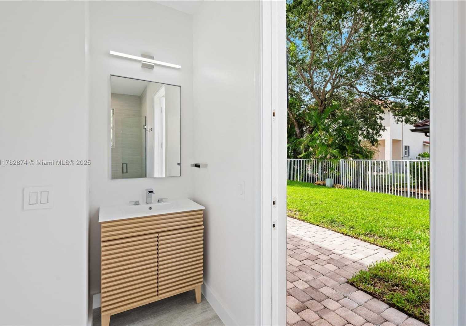 Small Image of 1807 VICTORIA POINTE CIR, Weston Number 24
