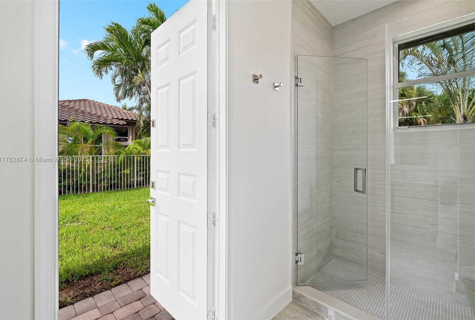 Small Image of 1807 VICTORIA POINTE CIR, Weston Number 25