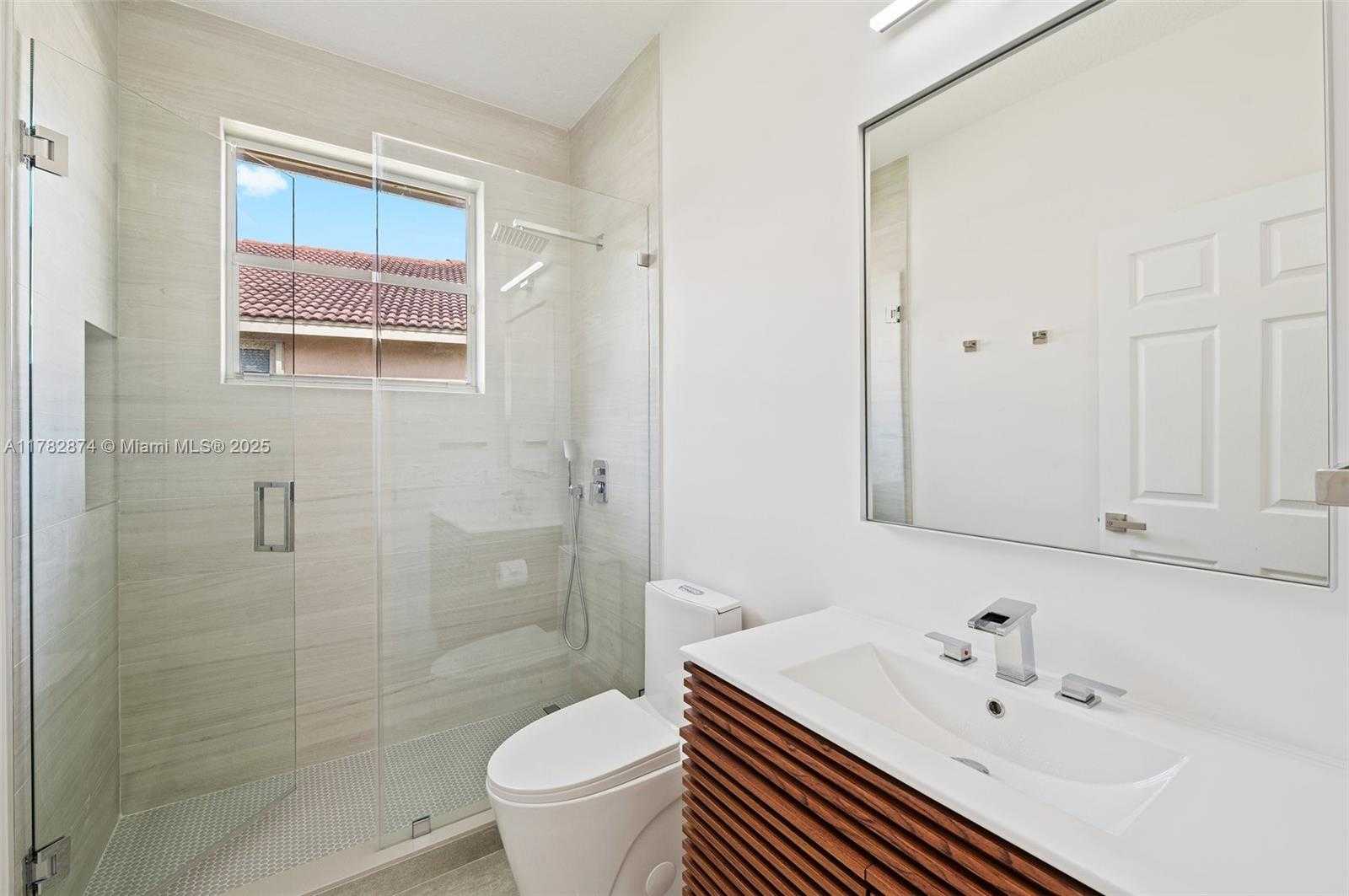 Small Image of 1807 VICTORIA POINTE CIR, Weston Number 26