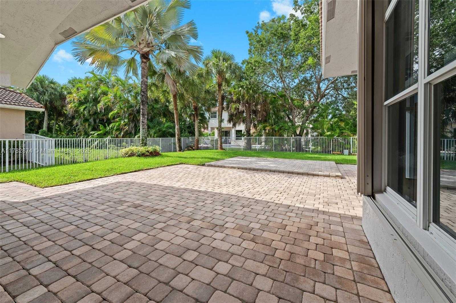 Small Image of 1807 VICTORIA POINTE CIR, Weston Number 31