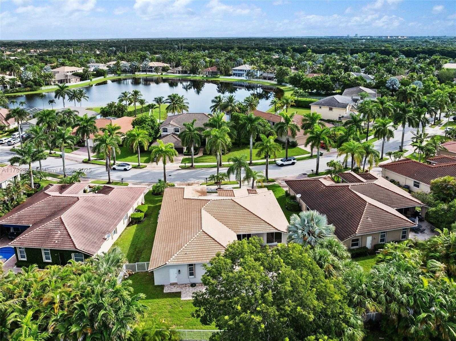 Small Image of 1807 VICTORIA POINTE CIR, Weston Number 35