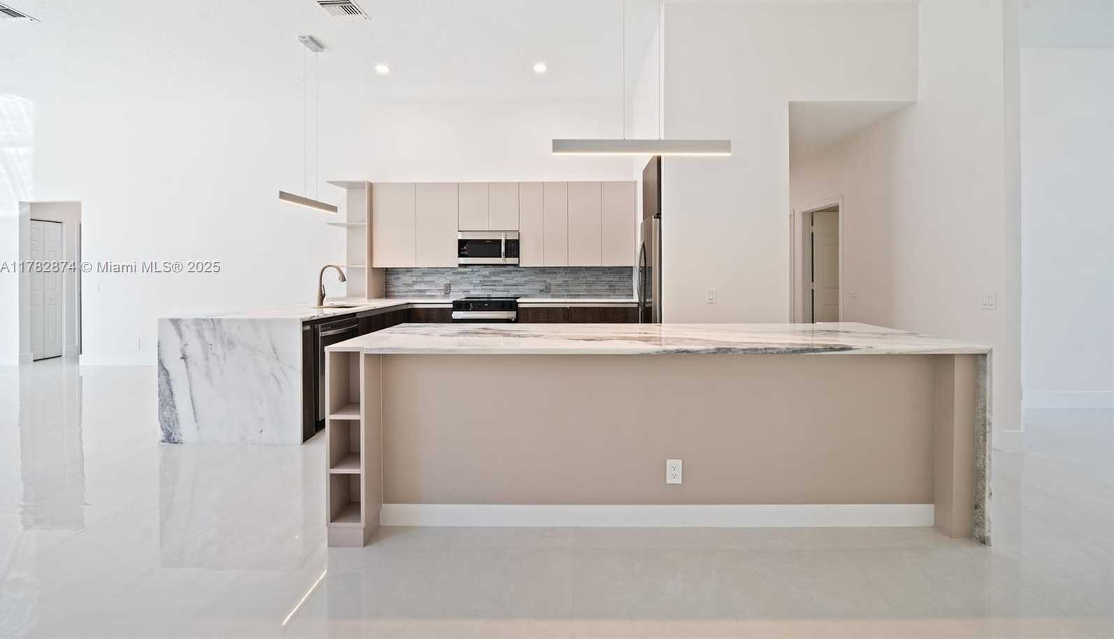 Small Image of 1807 VICTORIA POINTE CIR, Weston Number 7
