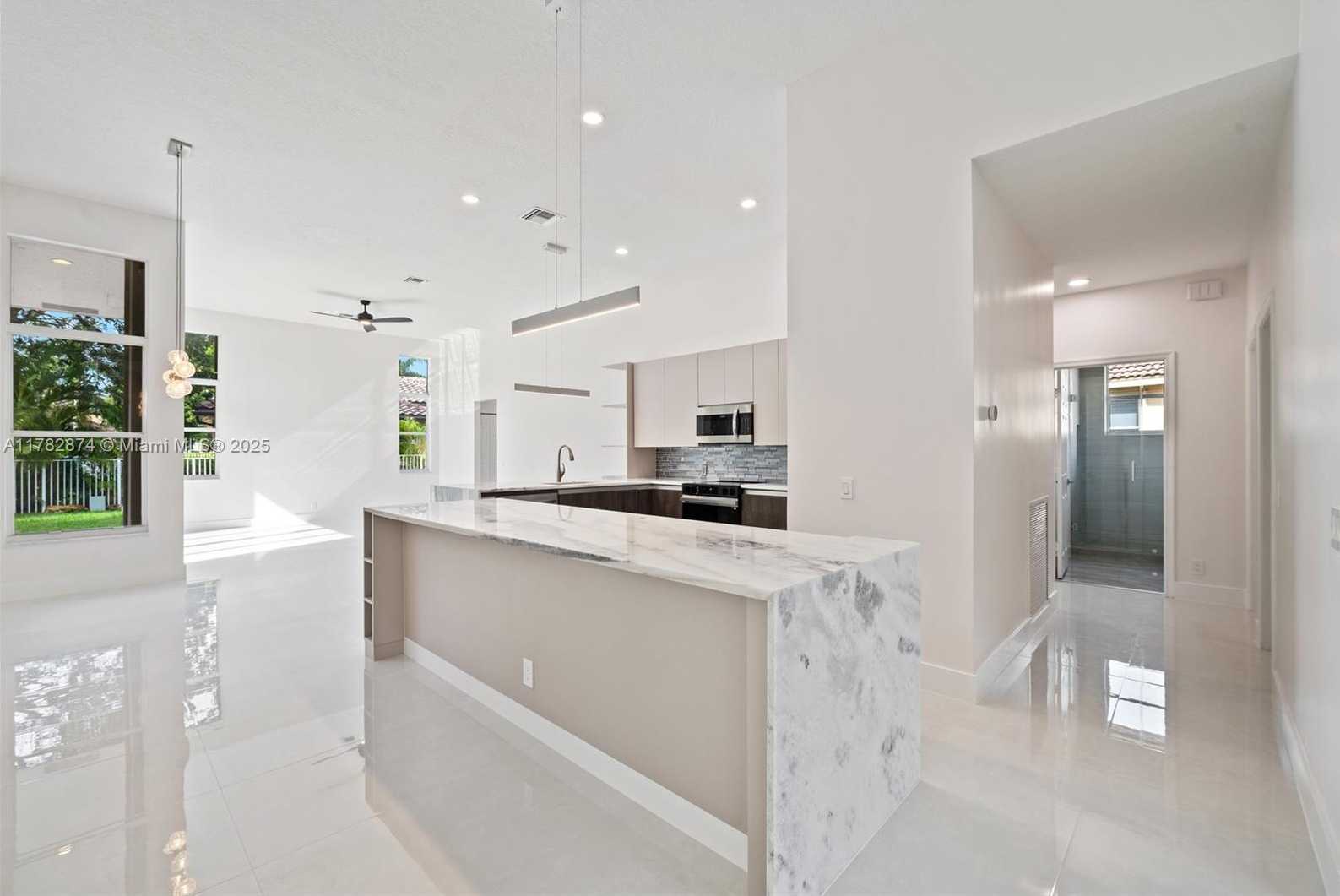 Small Image of 1807 VICTORIA POINTE CIR, Weston Number 8