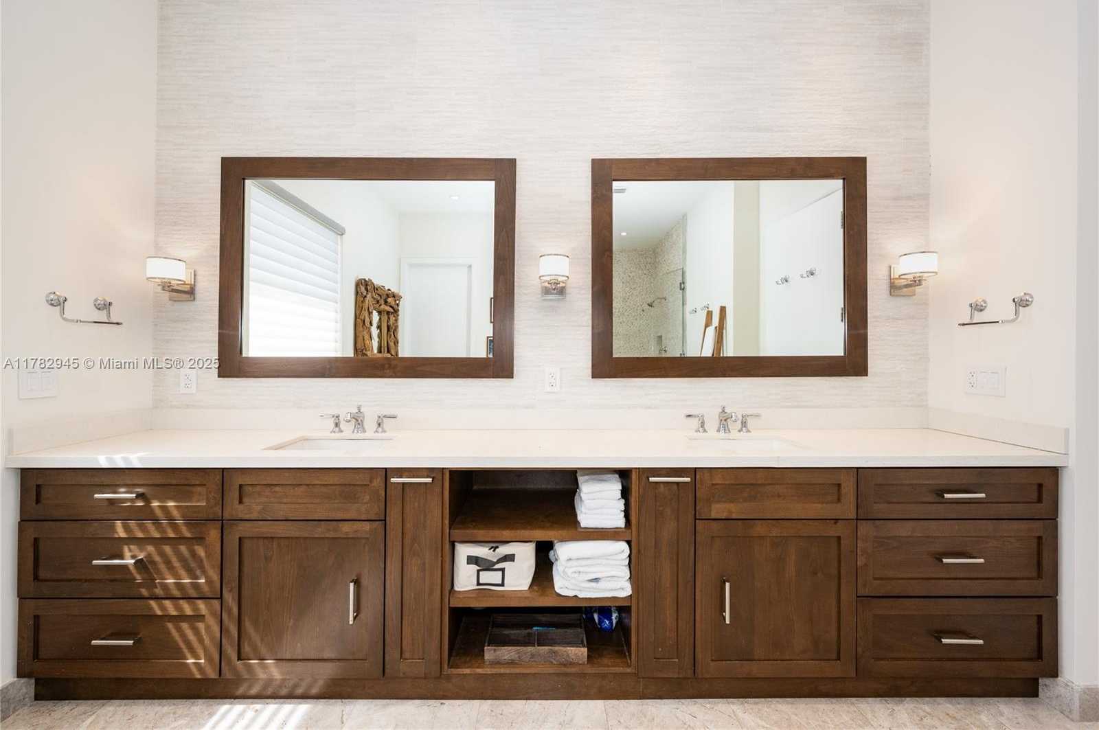 Small Image of 31 ISLAND DR, Key Biscayne Number 22