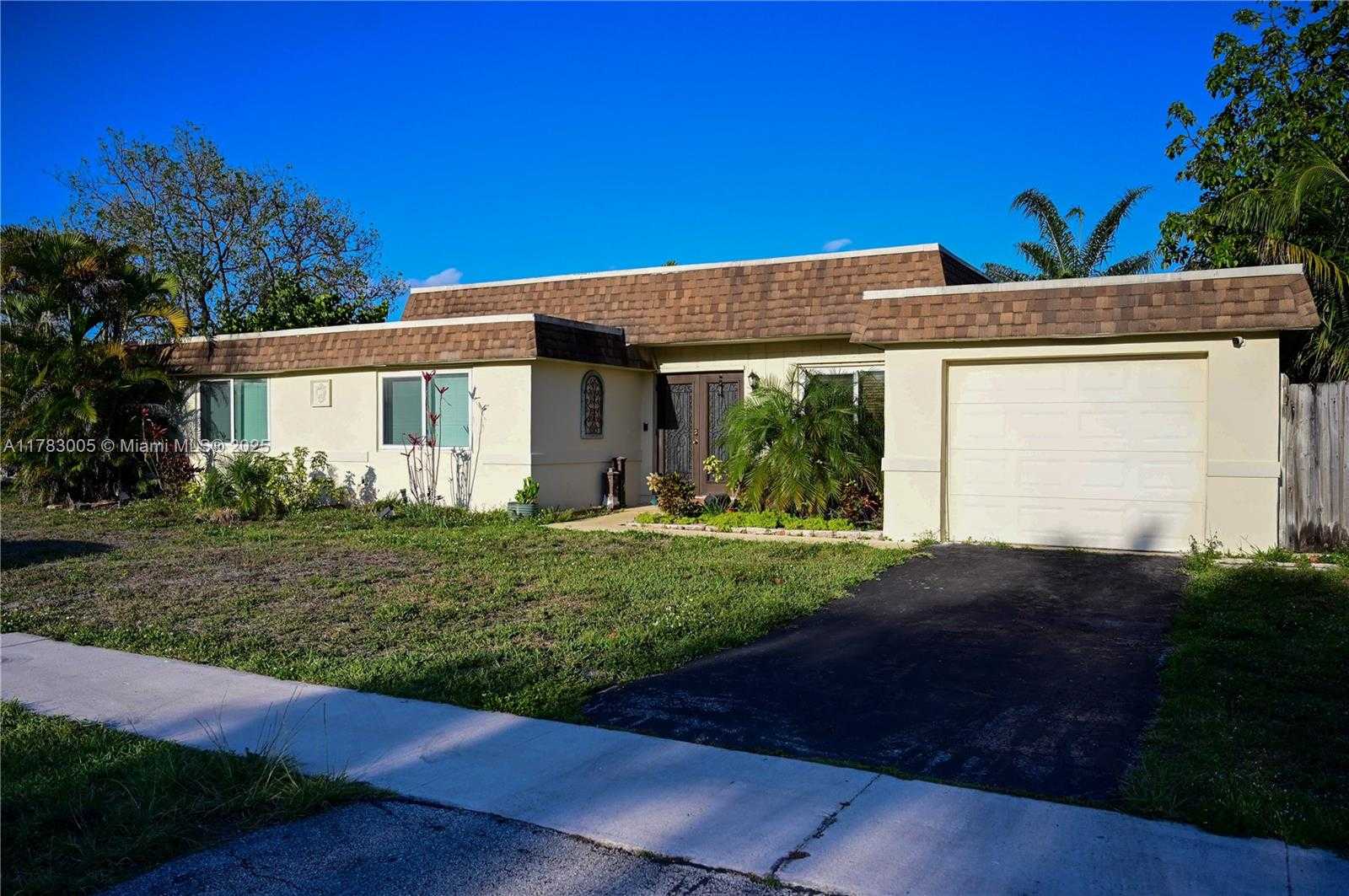 Small Image of 8100 NORTH WEST 75TH AVE, Tamarac Number 2