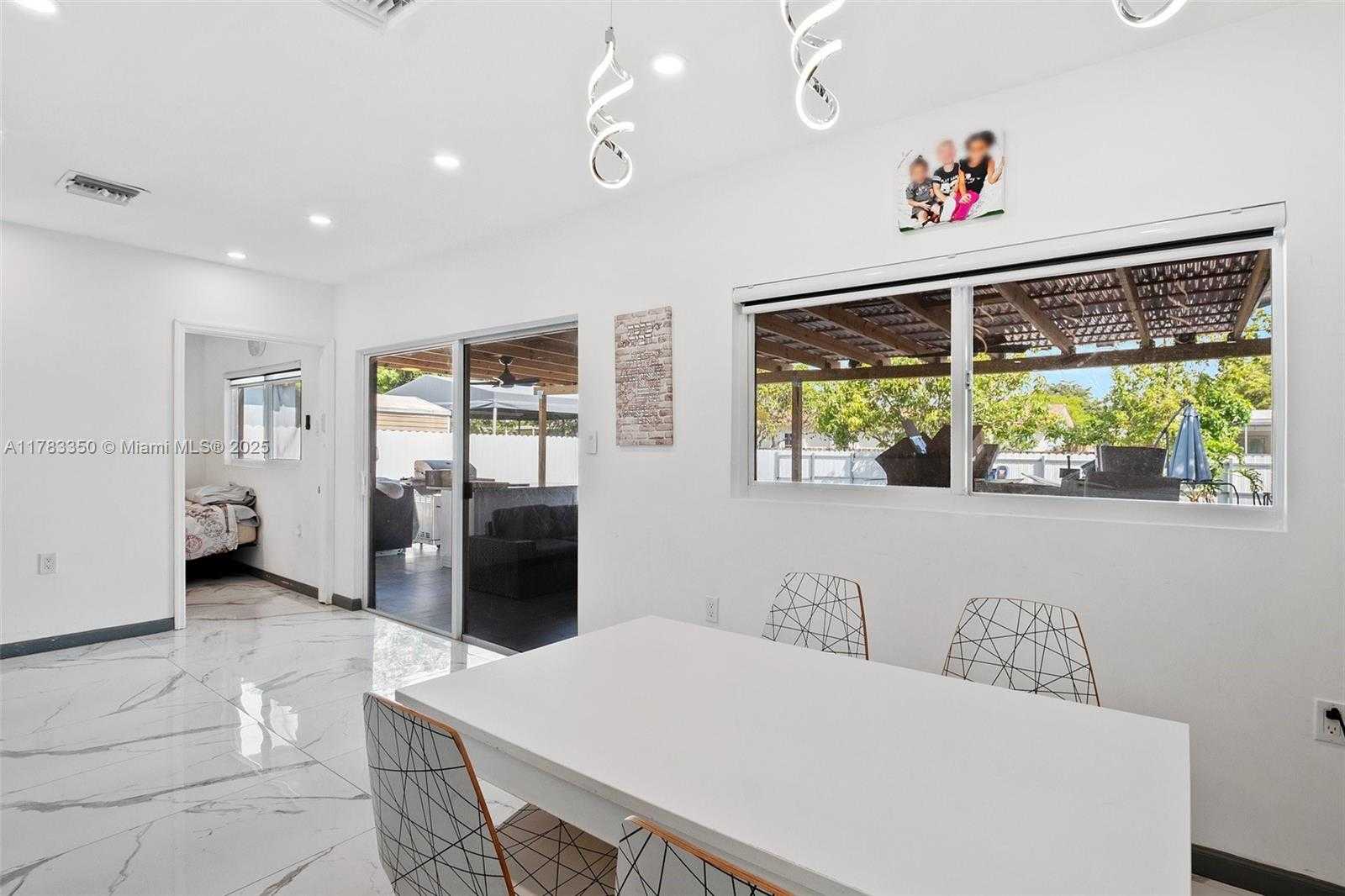 Small Image of 5117 WASHINGTON ST, Hollywood Number 12