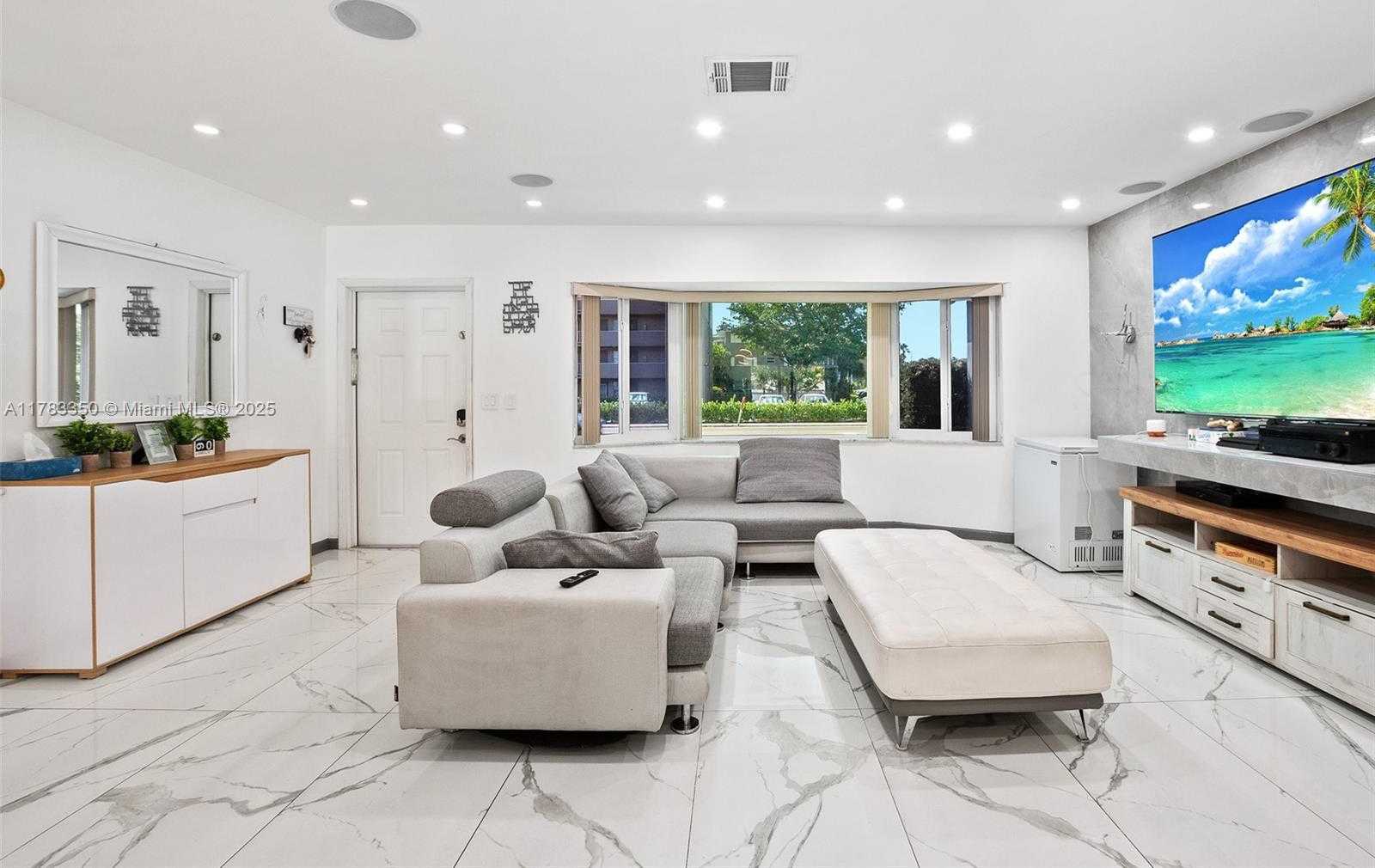 Small Image of 5117 WASHINGTON ST, Hollywood Number 3