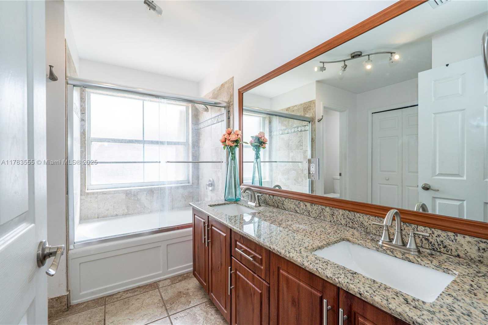 Small Image of 284 ROYAL COVE WAY, Davie Number 14