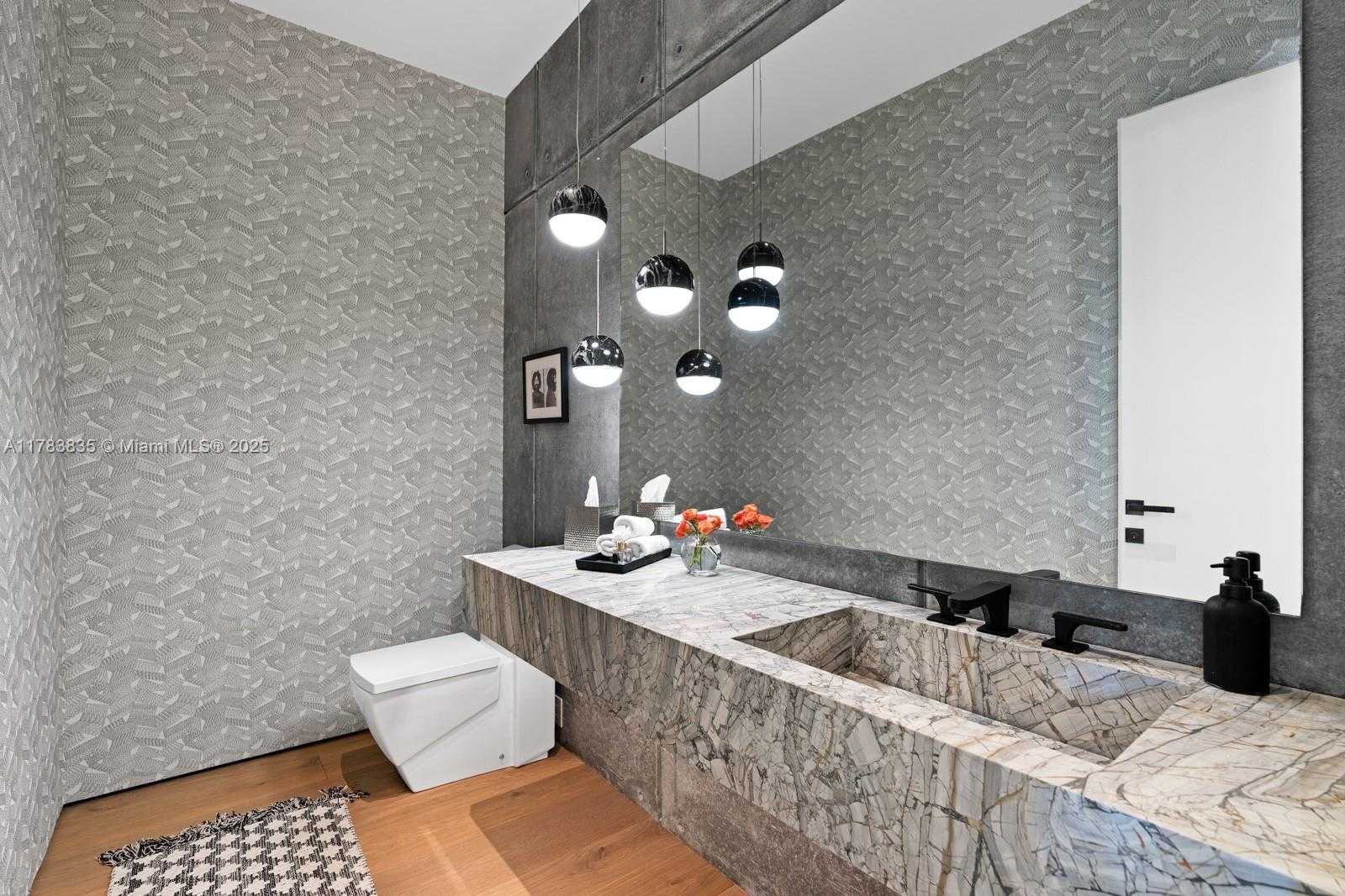 Small Image of 609 EAST DILIDO DR, Miami Beach Number 13
