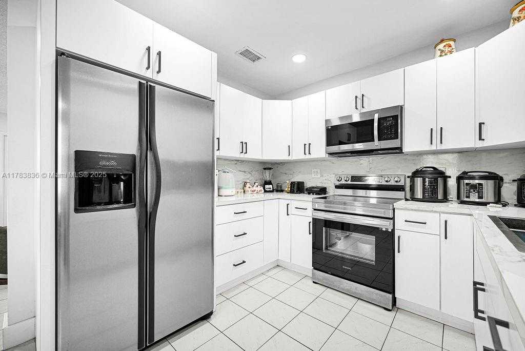 Small Image of 5080 EAST 5TH AVE, Hialeah Number 16