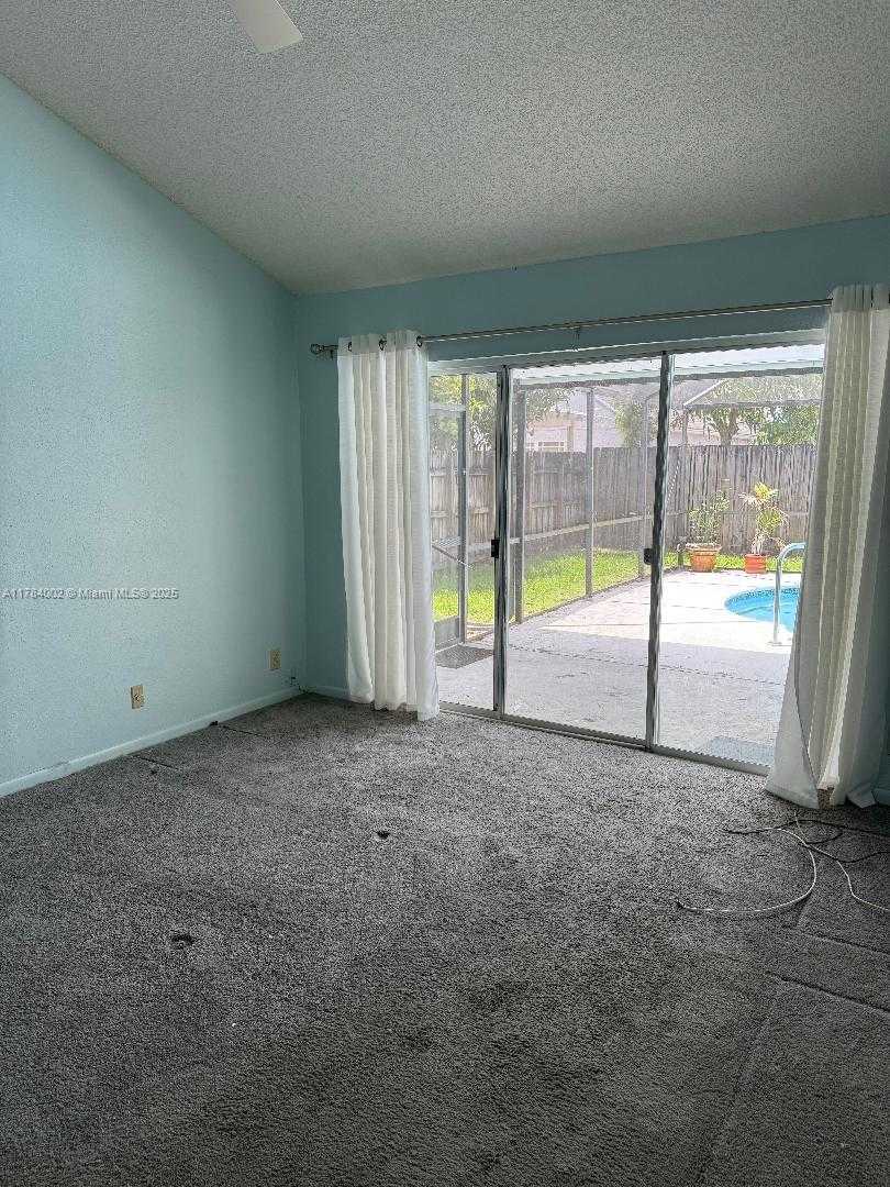 Small Image of 9300 DUNHILL DR, Miramar Number 17