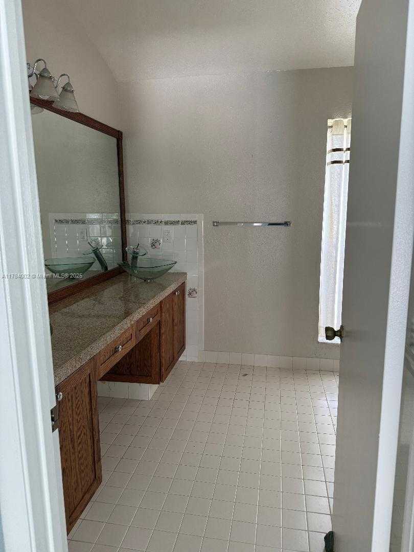 Small Image of 9300 DUNHILL DR, Miramar Number 24