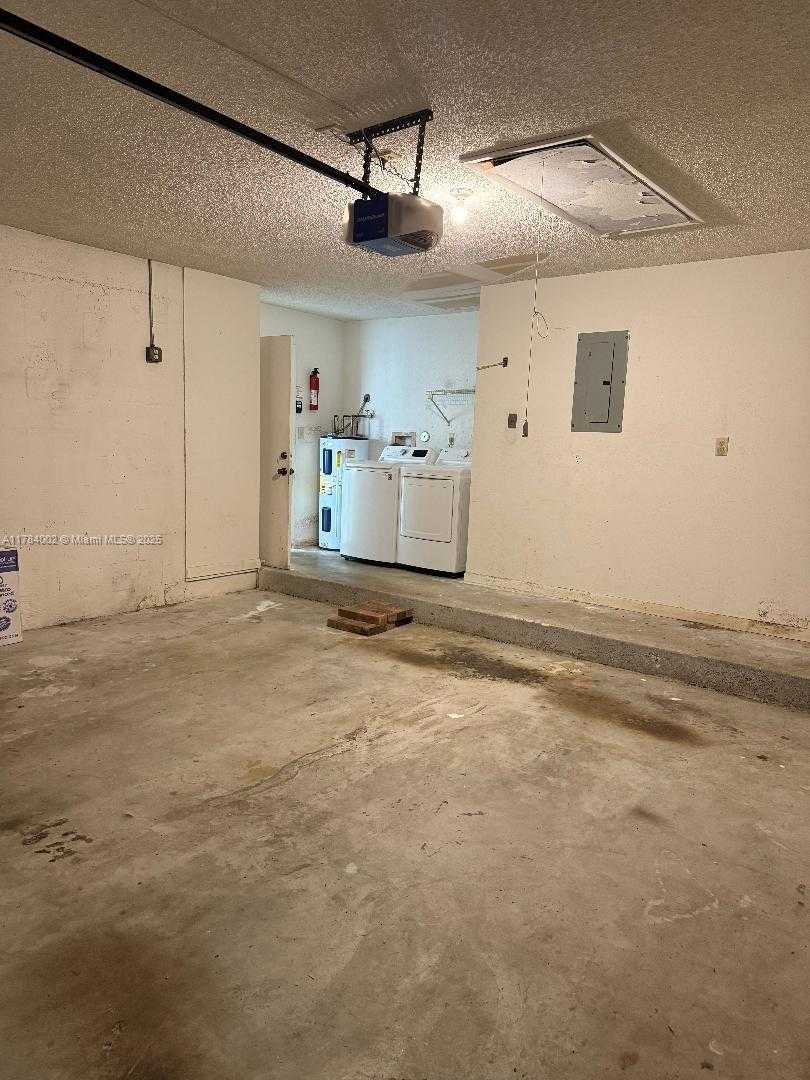 Small Image of 9300 DUNHILL DR, Miramar Number 25