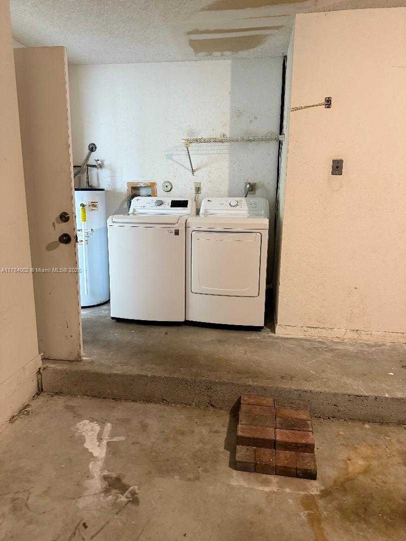 Small Image of 9300 DUNHILL DR, Miramar Number 26