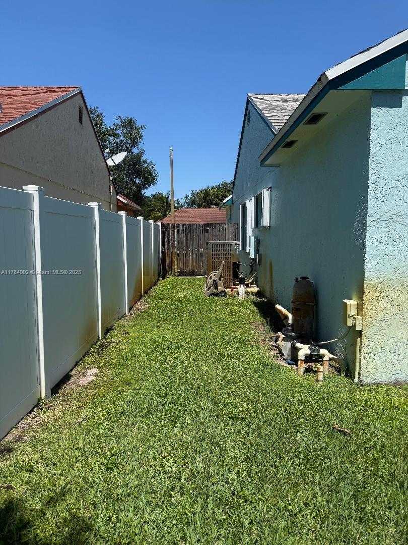 Small Image of 9300 DUNHILL DR, Miramar Number 5