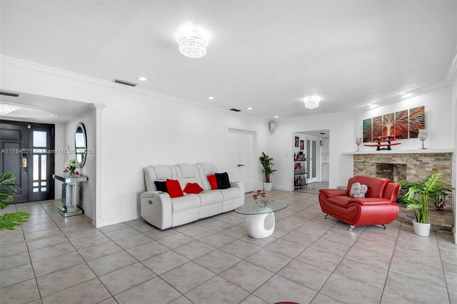 Small Image of 19640 WEST SAINT ANDREWS DR, Hialeah Number 12
