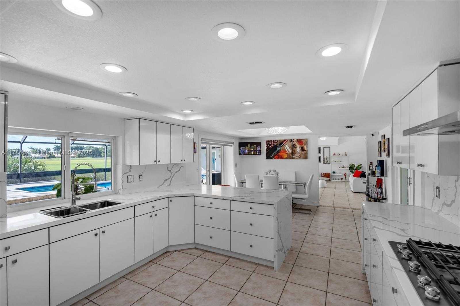 Small Image of 19640 WEST SAINT ANDREWS DR, Hialeah Number 16