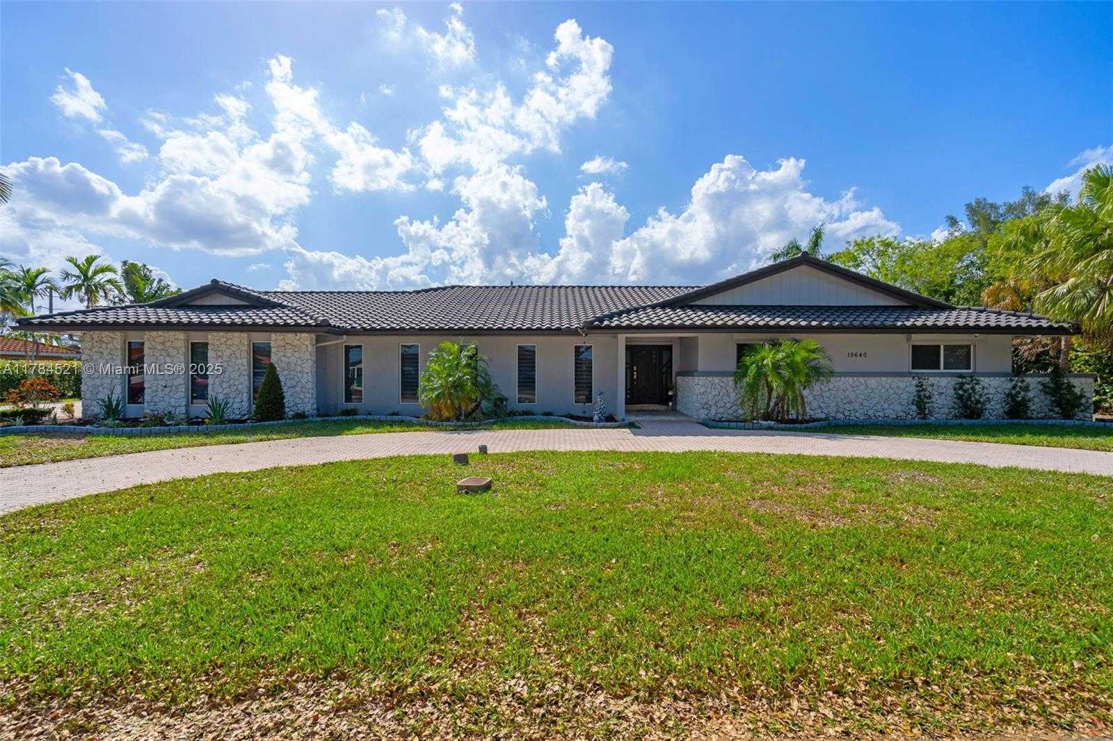 Small Image of 19640 WEST SAINT ANDREWS DR, Hialeah Number 2