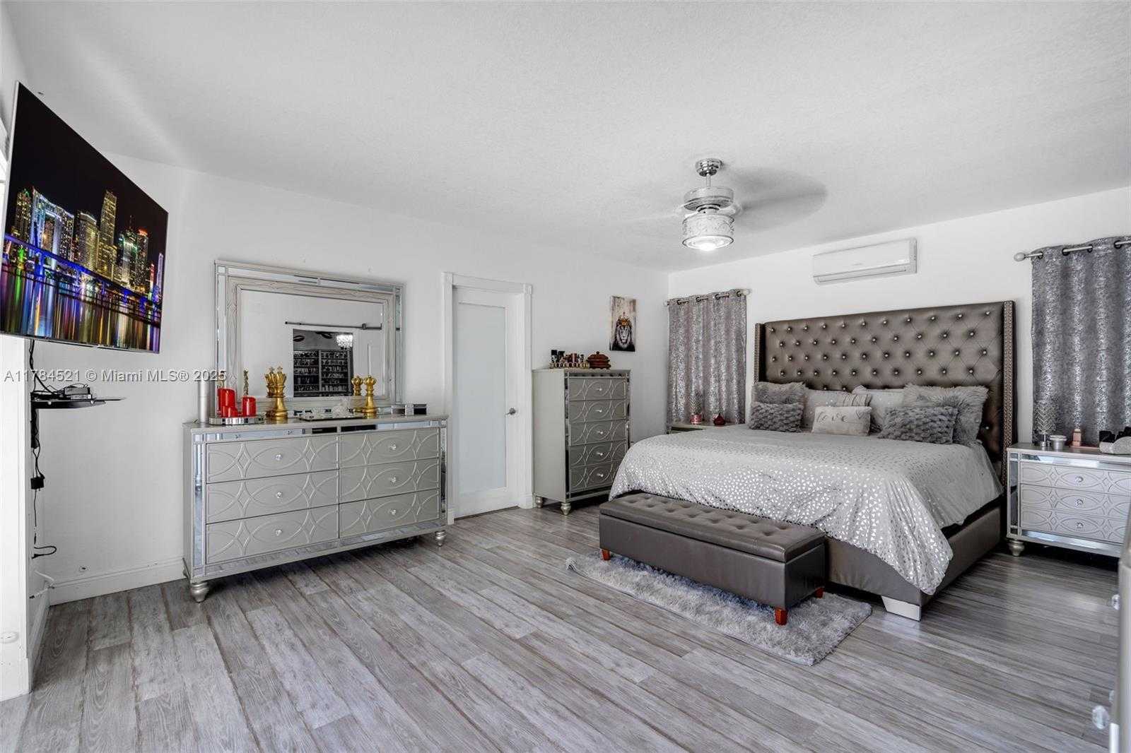 Small Image of 19640 WEST SAINT ANDREWS DR, Hialeah Number 23