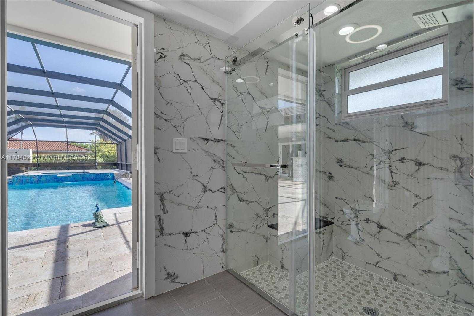 Small Image of 19640 WEST SAINT ANDREWS DR, Hialeah Number 27