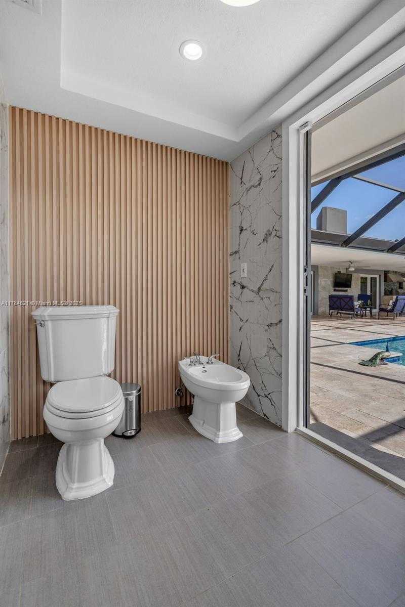 Small Image of 19640 WEST SAINT ANDREWS DR, Hialeah Number 28