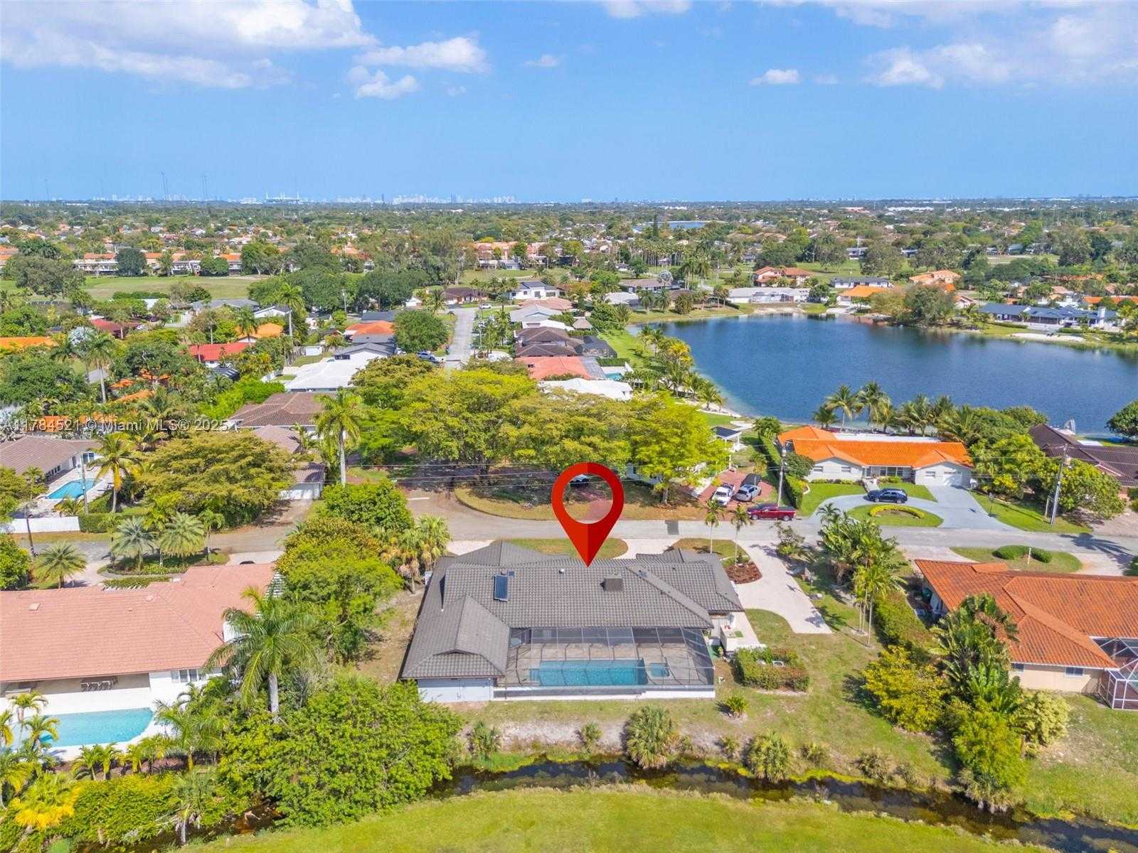 Small Image of 19640 WEST SAINT ANDREWS DR, Hialeah Number 3