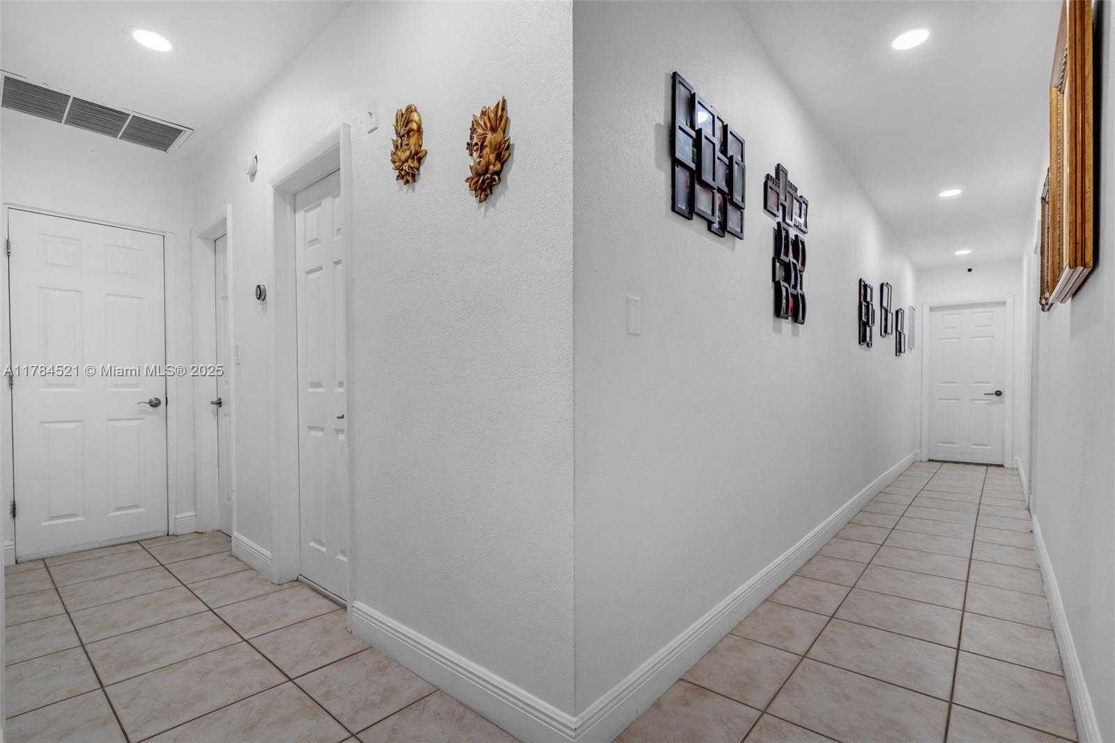 Small Image of 19640 WEST SAINT ANDREWS DR, Hialeah Number 33