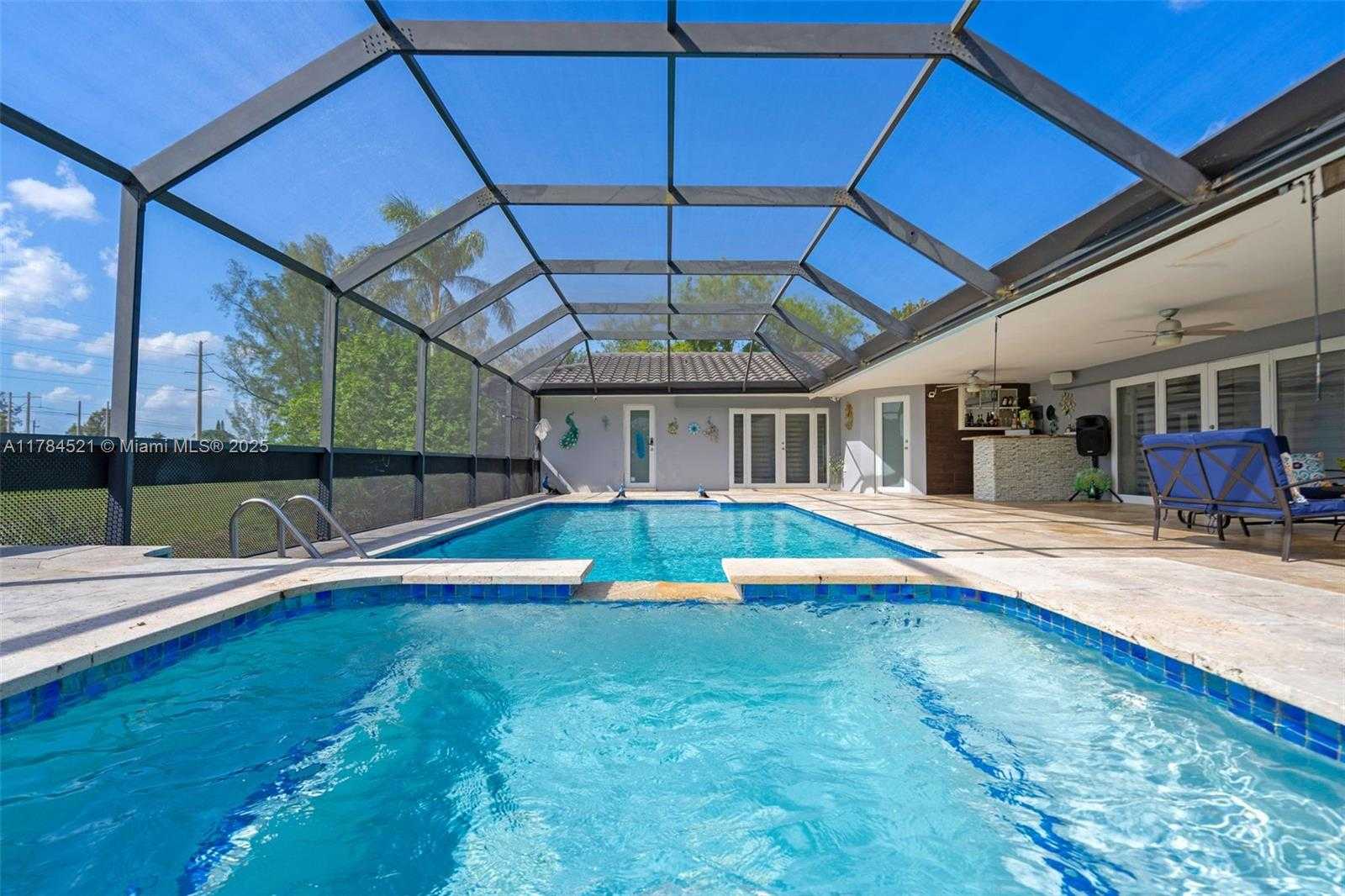 Small Image of 19640 WEST SAINT ANDREWS DR, Hialeah Number 4
