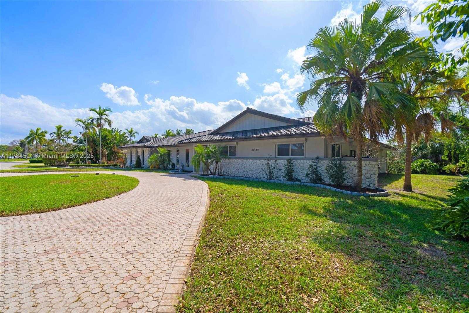 Small Image of 19640 WEST SAINT ANDREWS DR, Hialeah Number 41