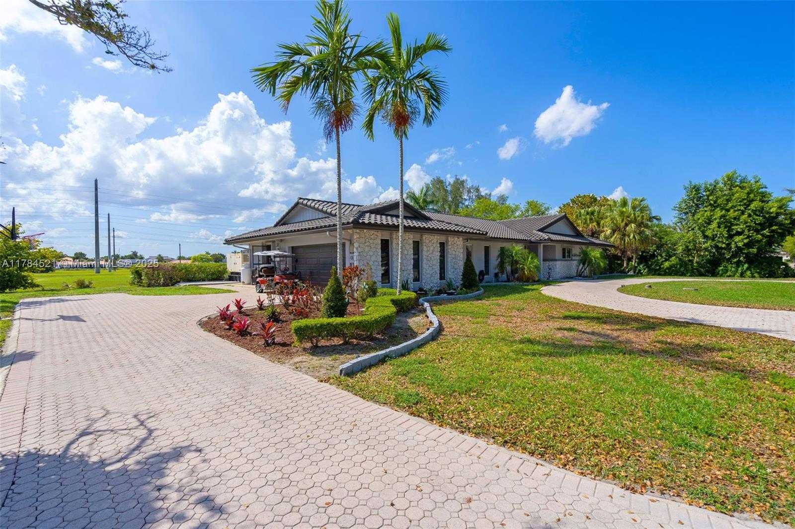 Small Image of 19640 WEST SAINT ANDREWS DR, Hialeah Number 42