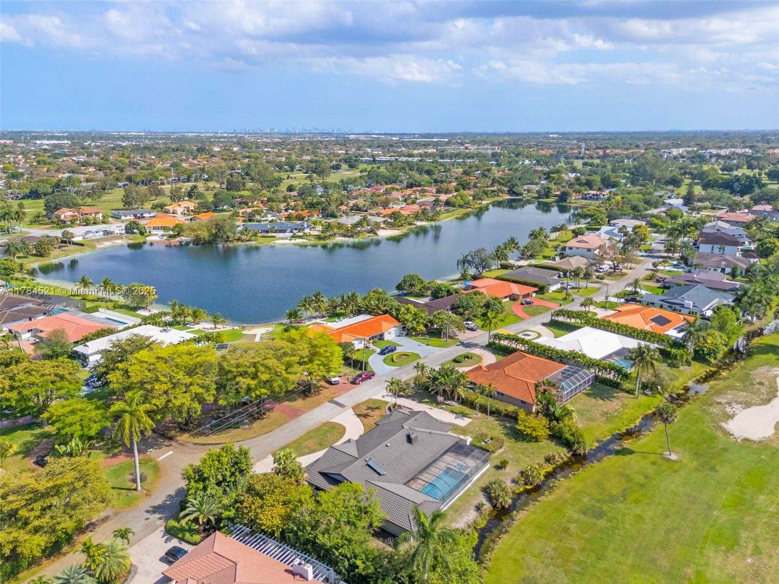Small Image of 19640 WEST SAINT ANDREWS DR, Hialeah Number 47
