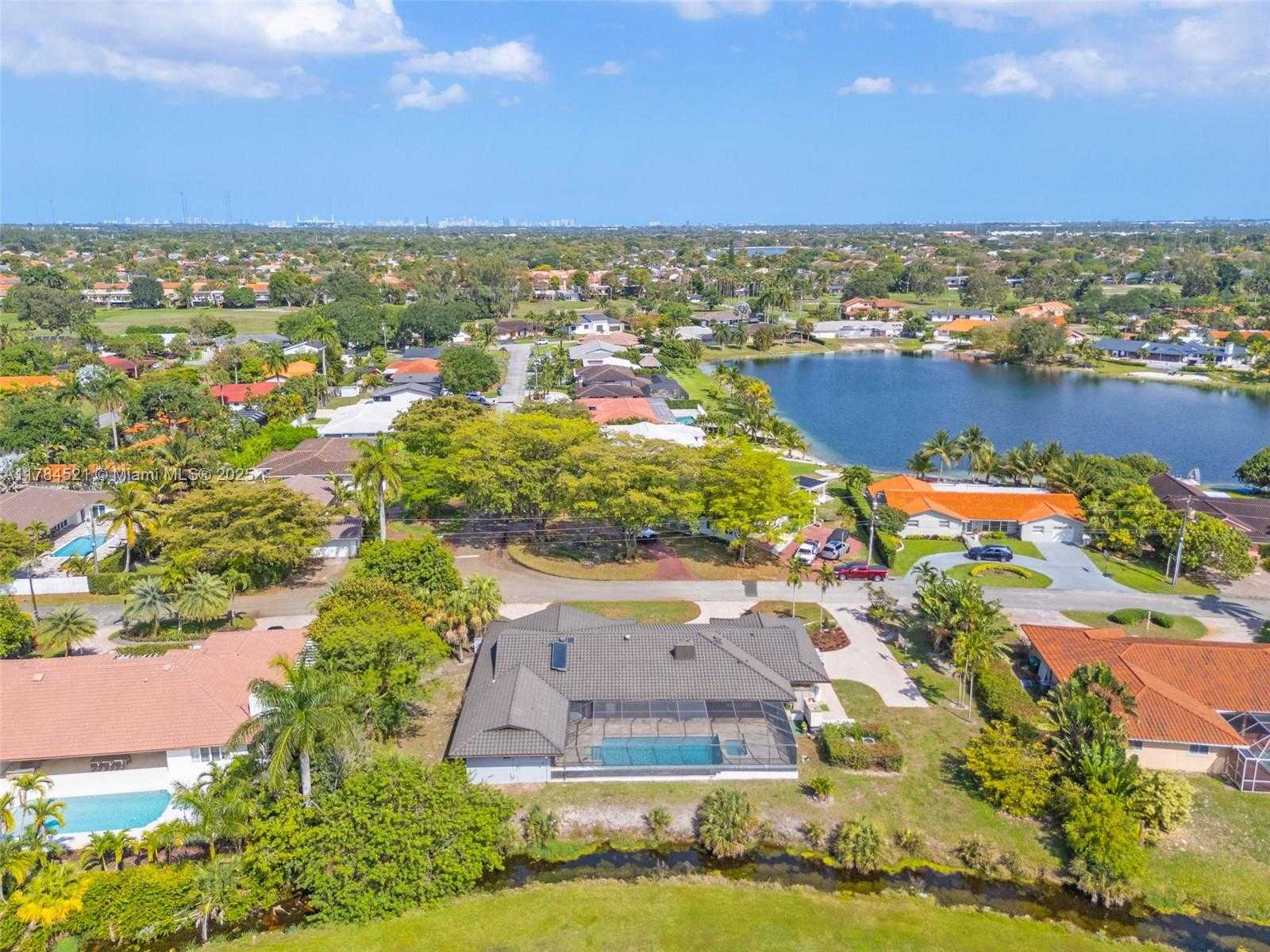 Small Image of 19640 WEST SAINT ANDREWS DR, Hialeah Number 48