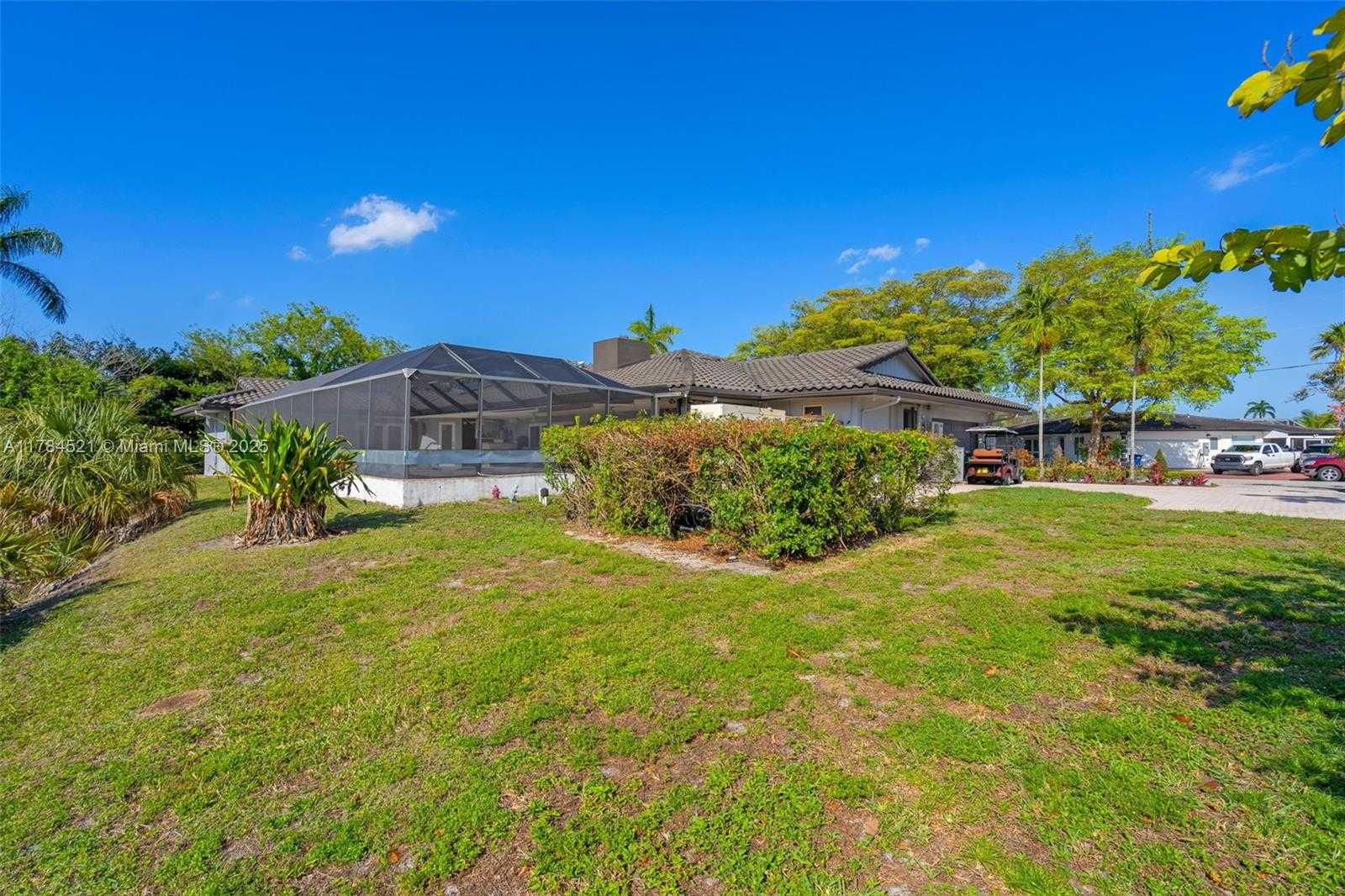 Small Image of 19640 WEST SAINT ANDREWS DR, Hialeah Number 49