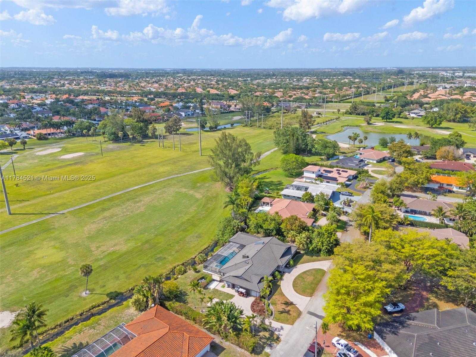 Small Image of 19640 WEST SAINT ANDREWS DR, Hialeah Number 51