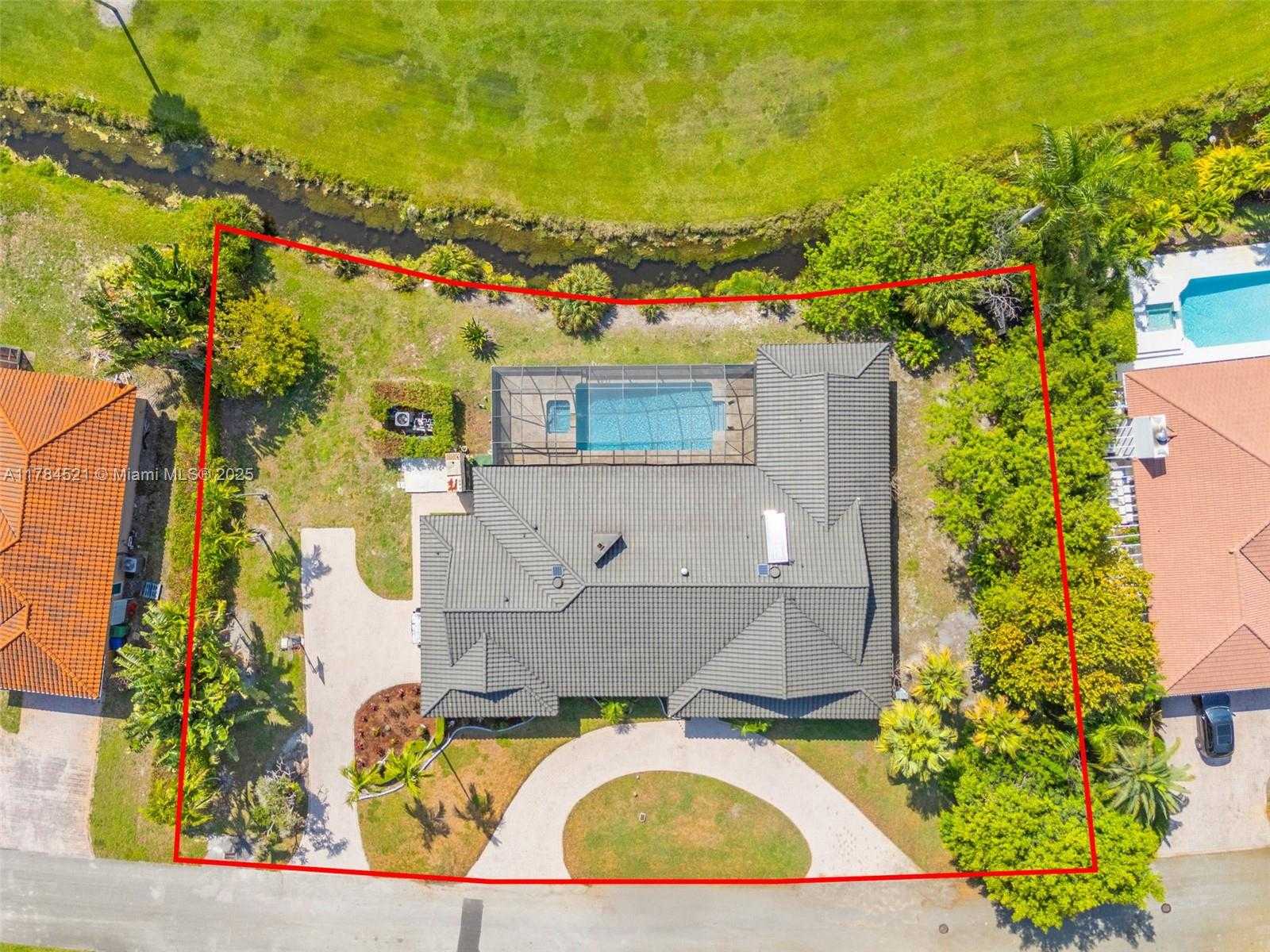 Small Image of 19640 WEST SAINT ANDREWS DR, Hialeah Number 52