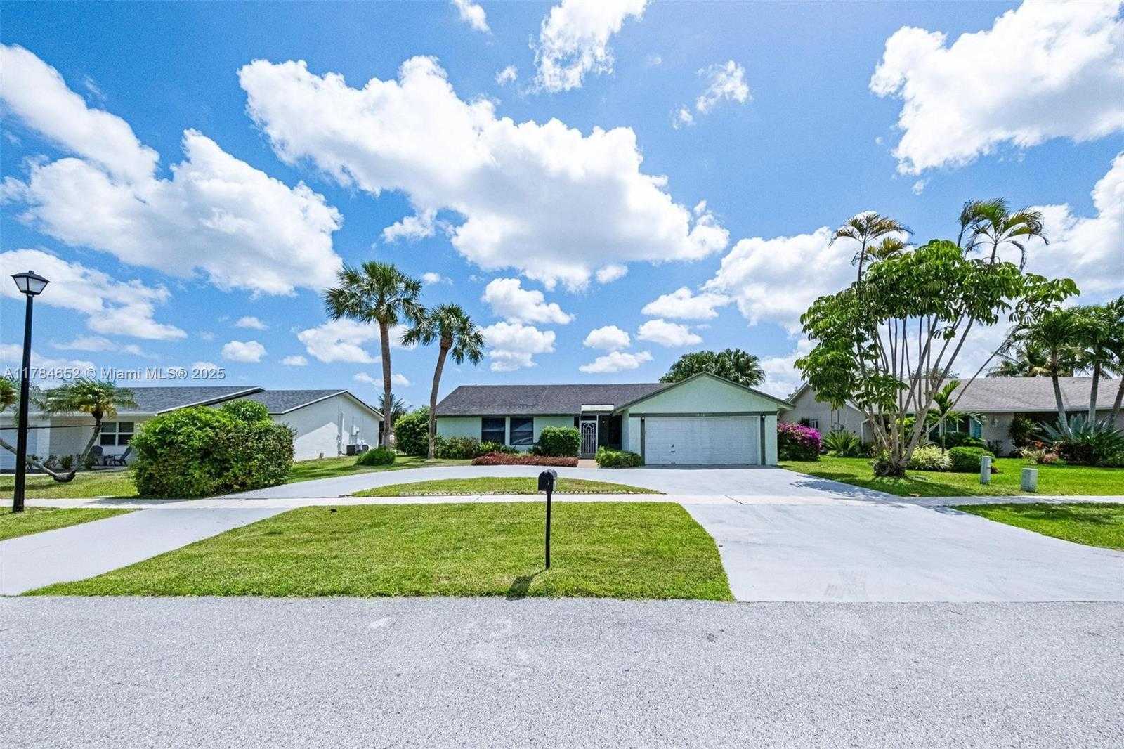 Small Image of 19476 CAROLINA CIR, Boca Raton Number 3