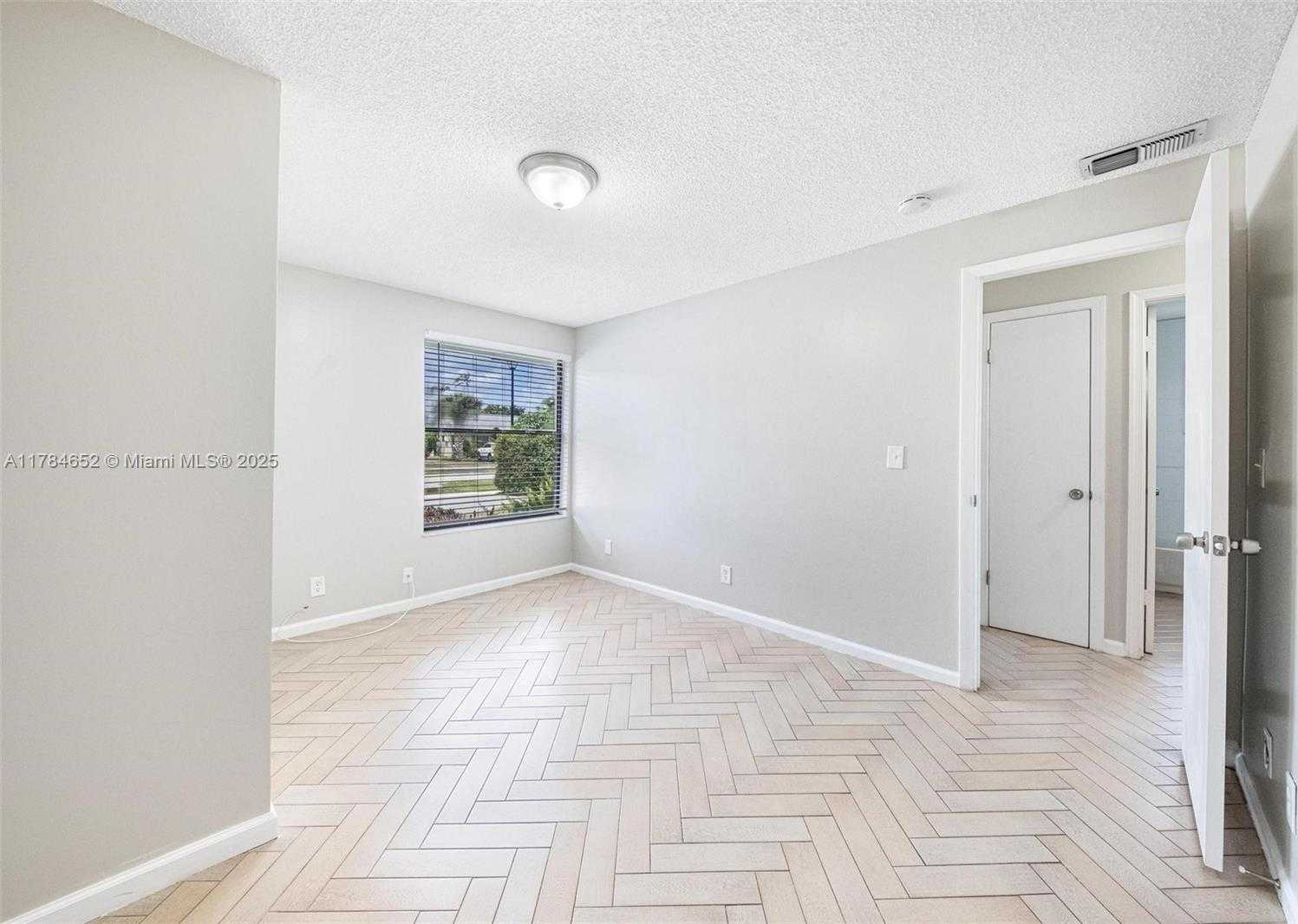 Small Image of 19476 CAROLINA CIR, Boca Raton Number 34