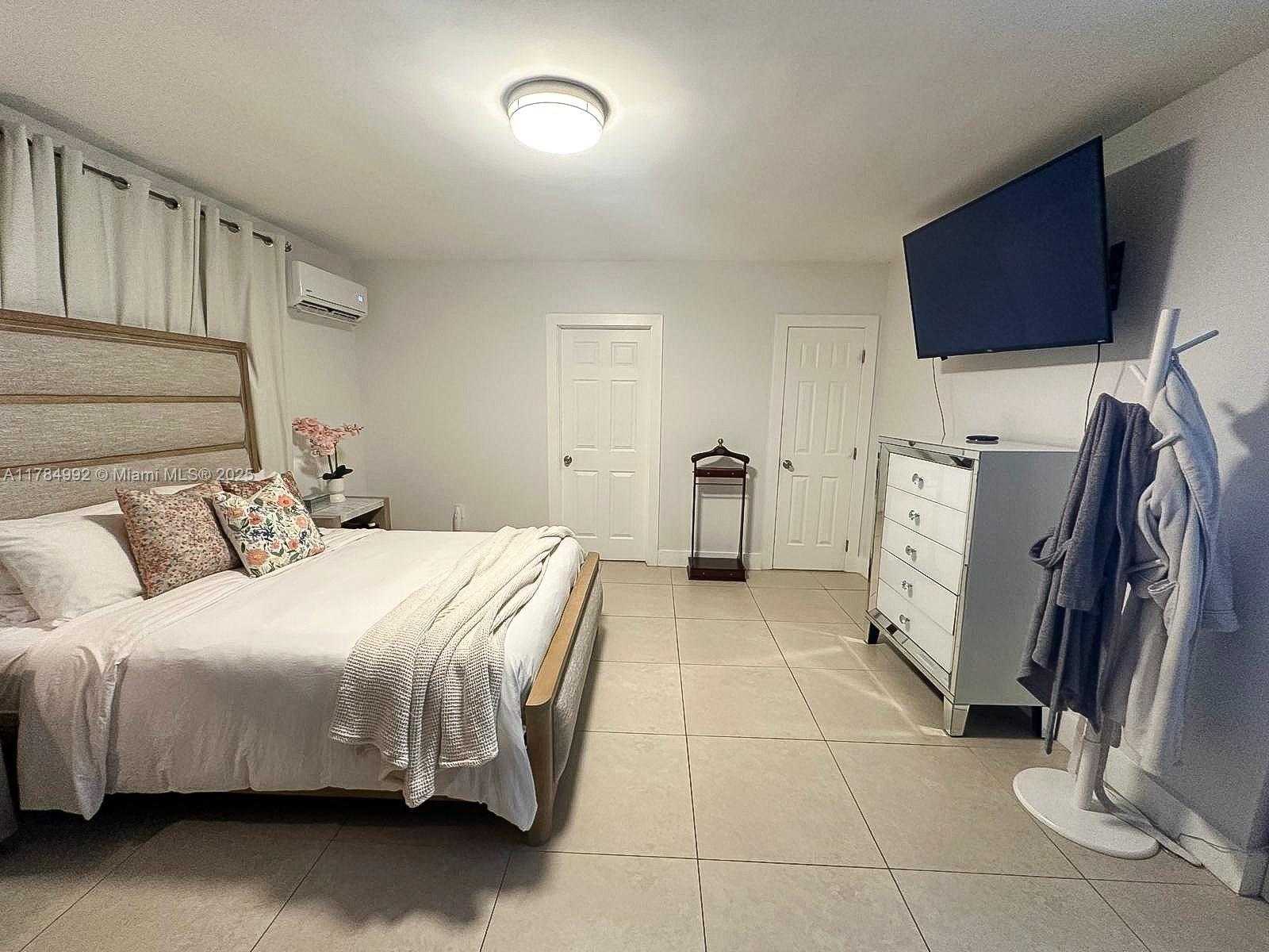 Small Image of 410 WEST 30TH PL, Hialeah Number 14
