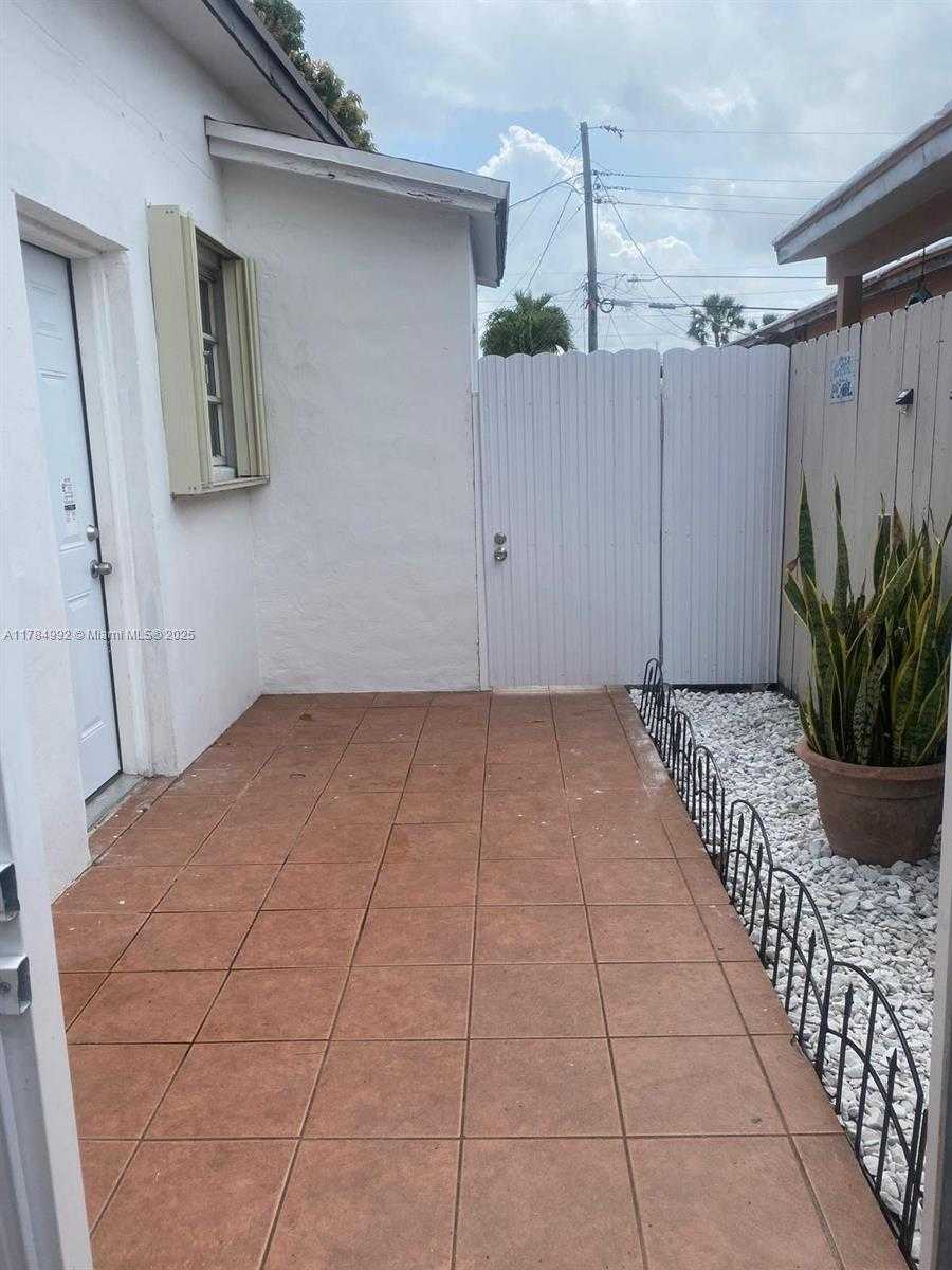 Small Image of 410 WEST 30TH PL, Hialeah Number 21