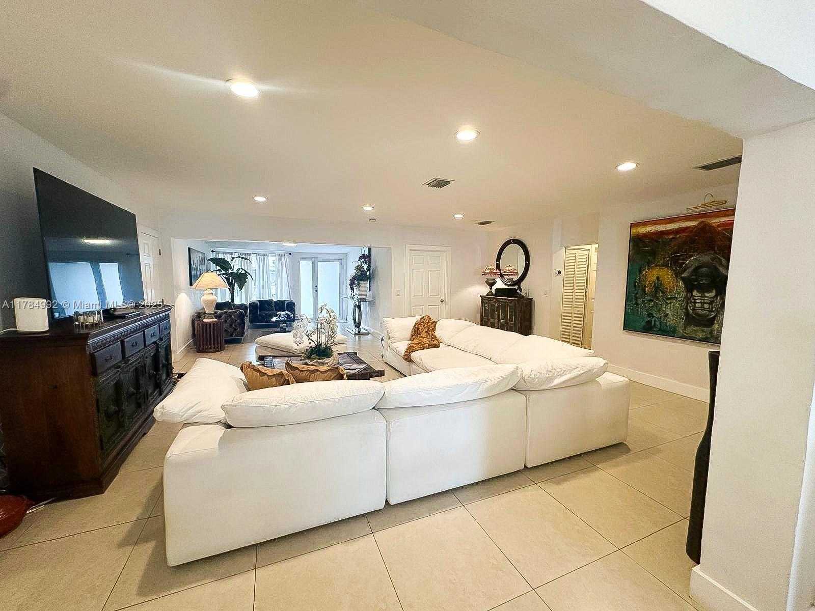 Small Image of 410 WEST 30TH PL, Hialeah Number 25