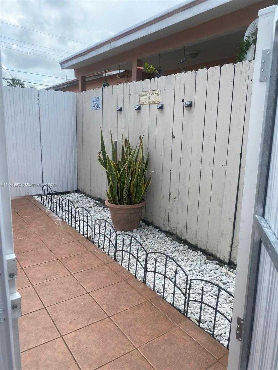 Small Image of 410 WEST 30TH PL, Hialeah Number 30