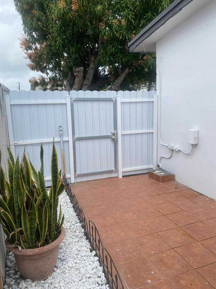 Small Image of 410 WEST 30TH PL, Hialeah Number 31