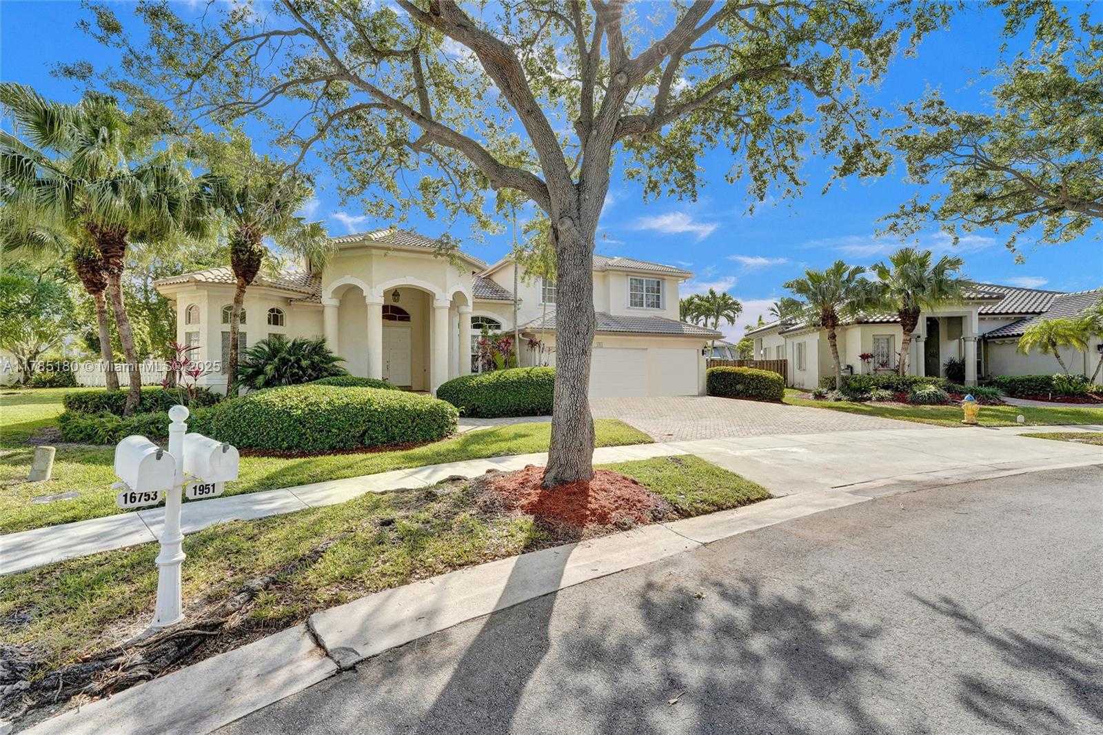 Small Image of 1951 NORTH WEST 167TH TER, Pembroke Pines Number 3