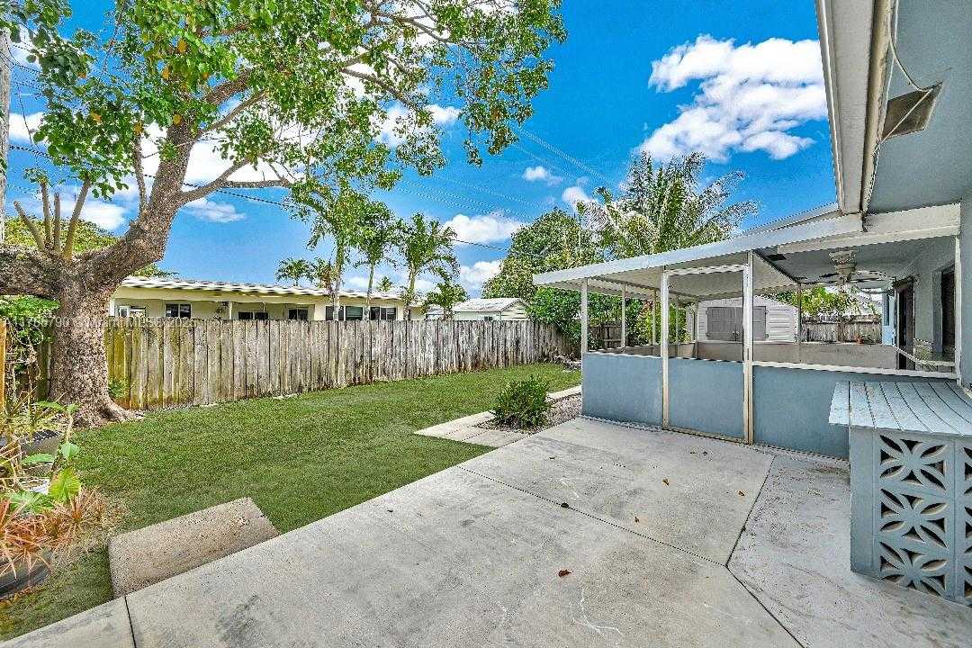 Small Image of 8451 NORTH WEST 10TH ST, Pembroke Pines Number 23