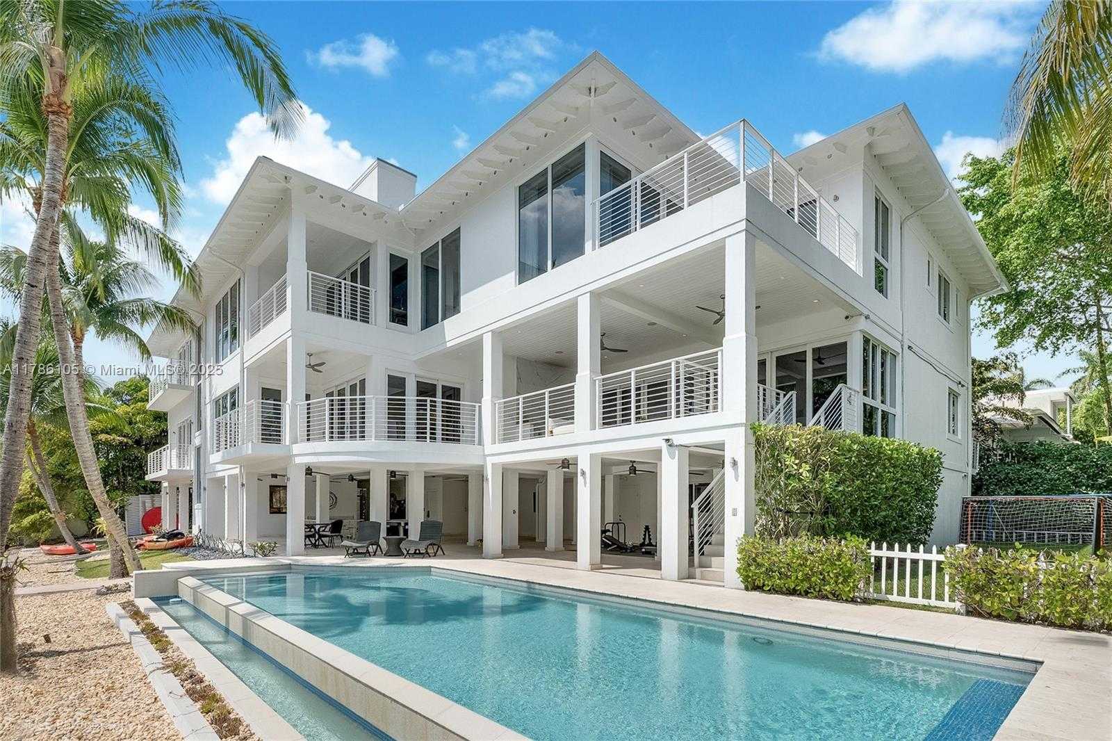 Small Image of 3835 CAROLE CT, Miami Number 4