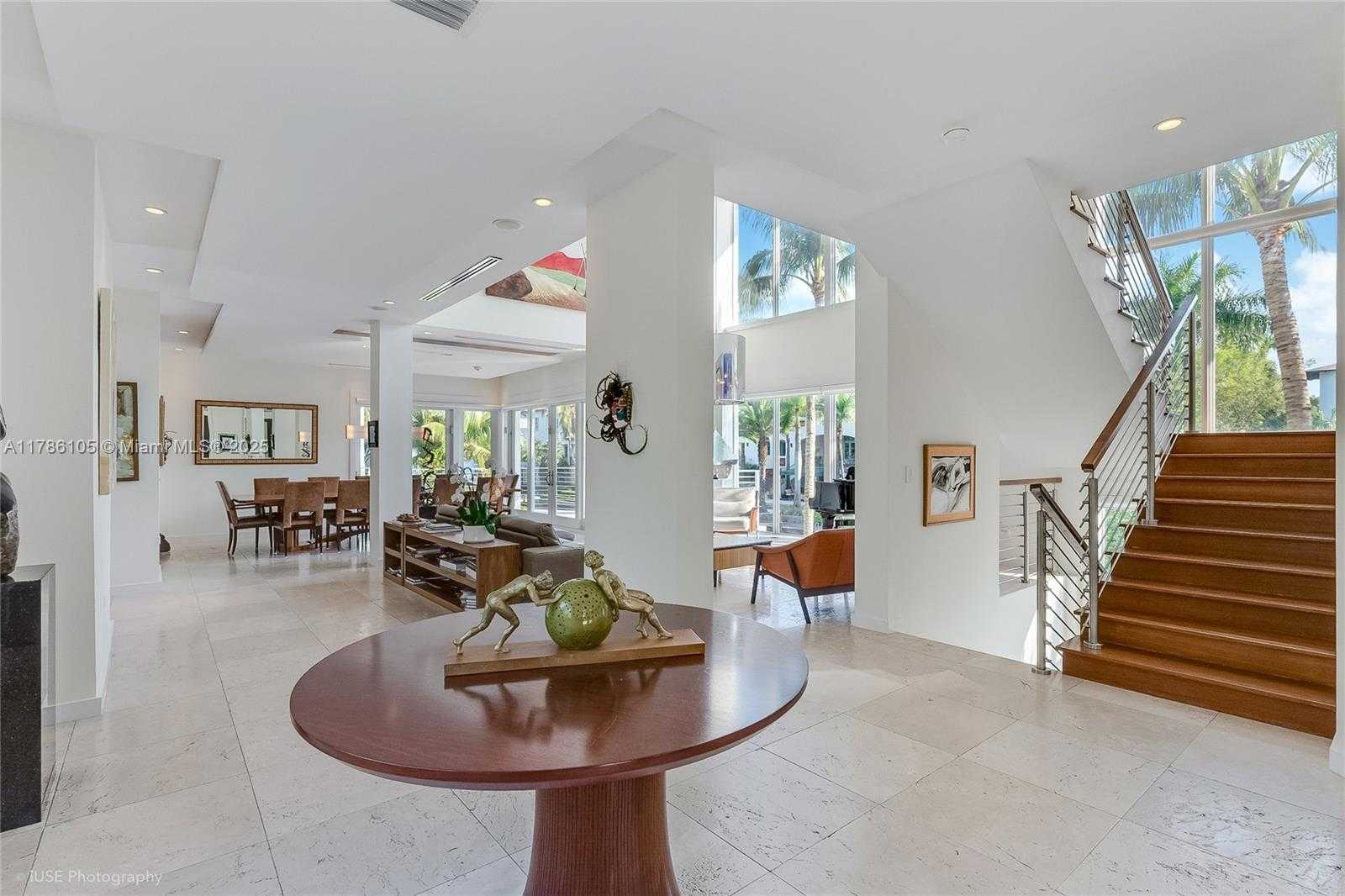 Small Image of 3835 CAROLE CT, Miami Number 7