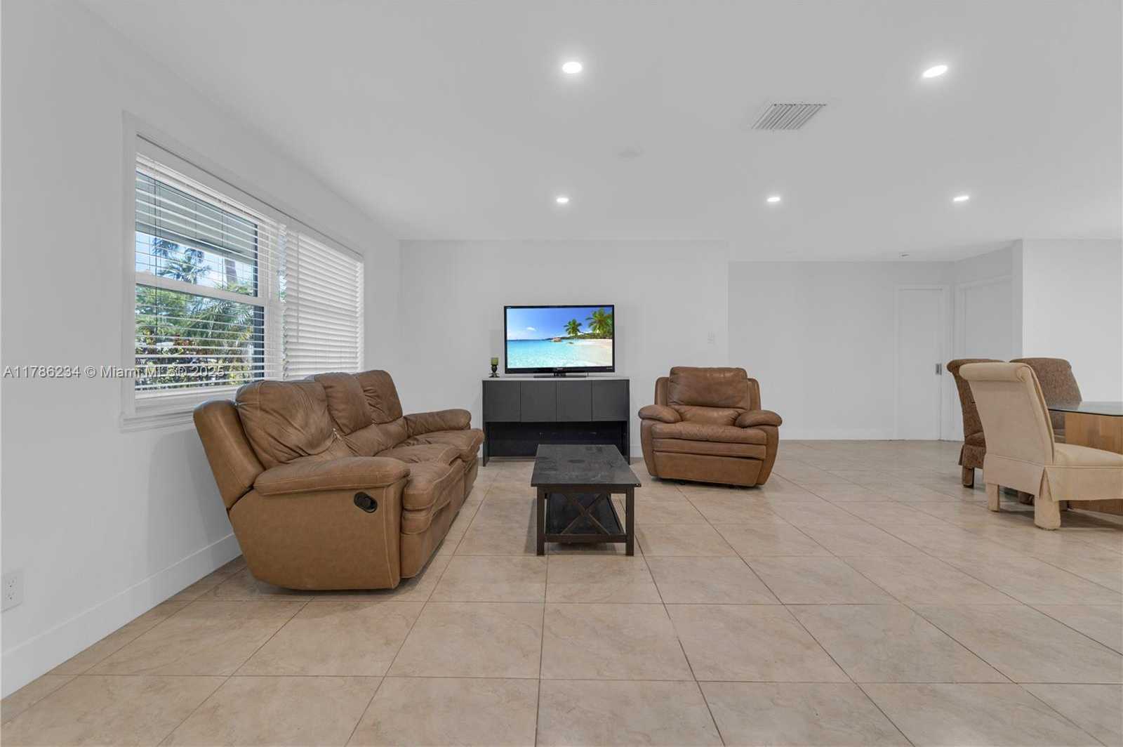 Small Image of 806 NORTH EAST 4TH ST, Hallandale Beach Number 7