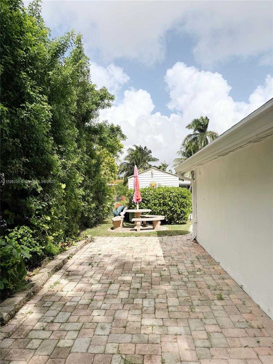 Small Image of 1163 JOHNSON ST, Hollywood Number 2