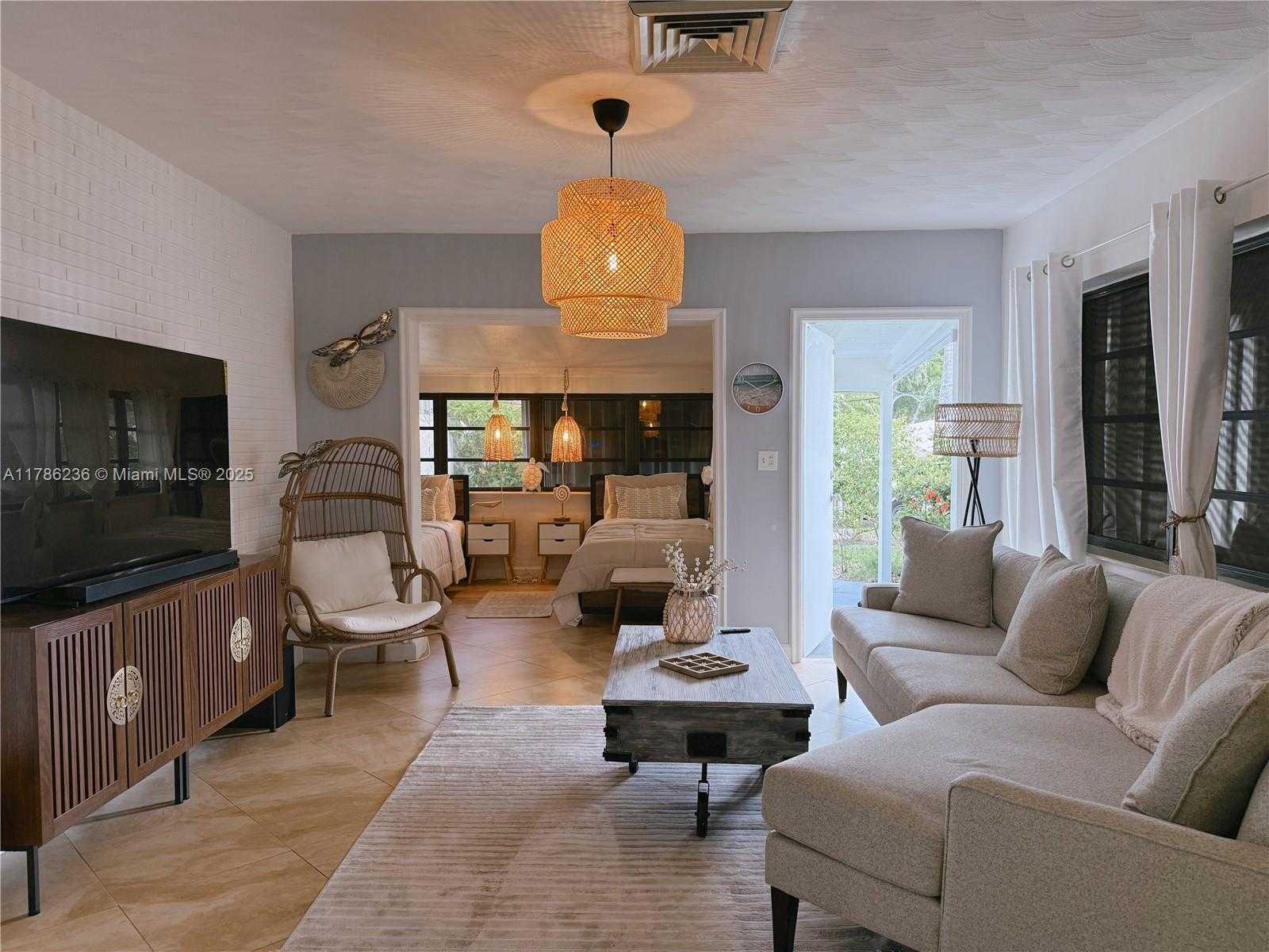 Small Image of 1163 JOHNSON ST, Hollywood Number 4